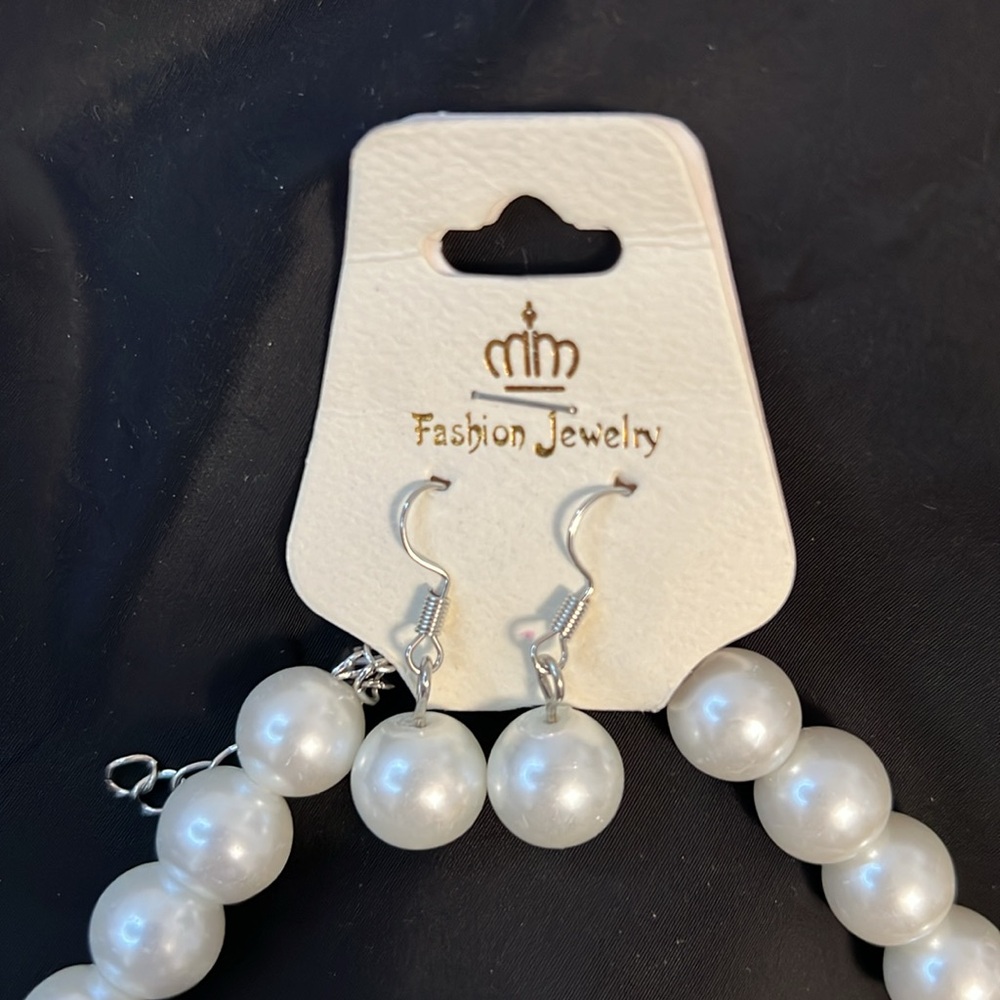 💥Free with any purchase.Faux Pearl Necklace 14" and Earrings to match (pierced)